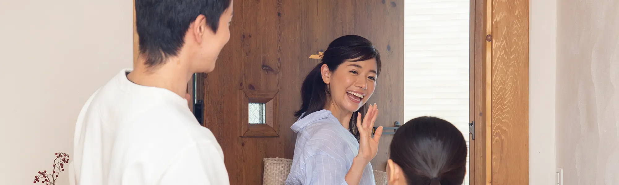 朝出かける家族を見送る様子